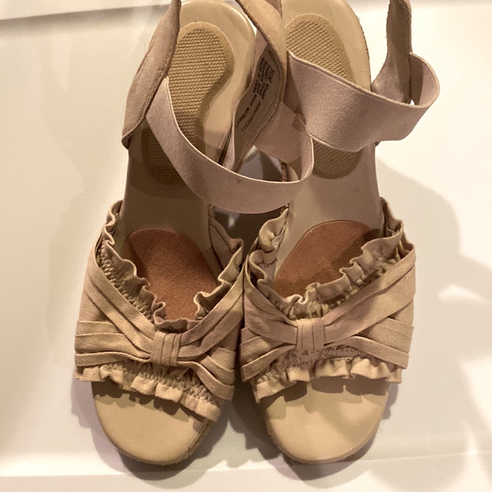 *Gnw wedges Adams size 10 tan ruffles